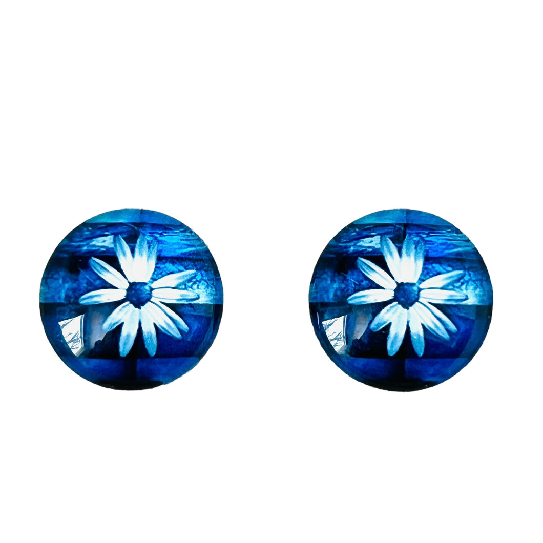 20mm White Daisy Blue Background, Glue on, Glass Gem, Sold in Pairs